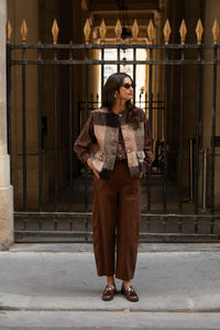 Veste sans manches femme beige camel chocolat avec boutons dorés look chocolat avec moccassins
