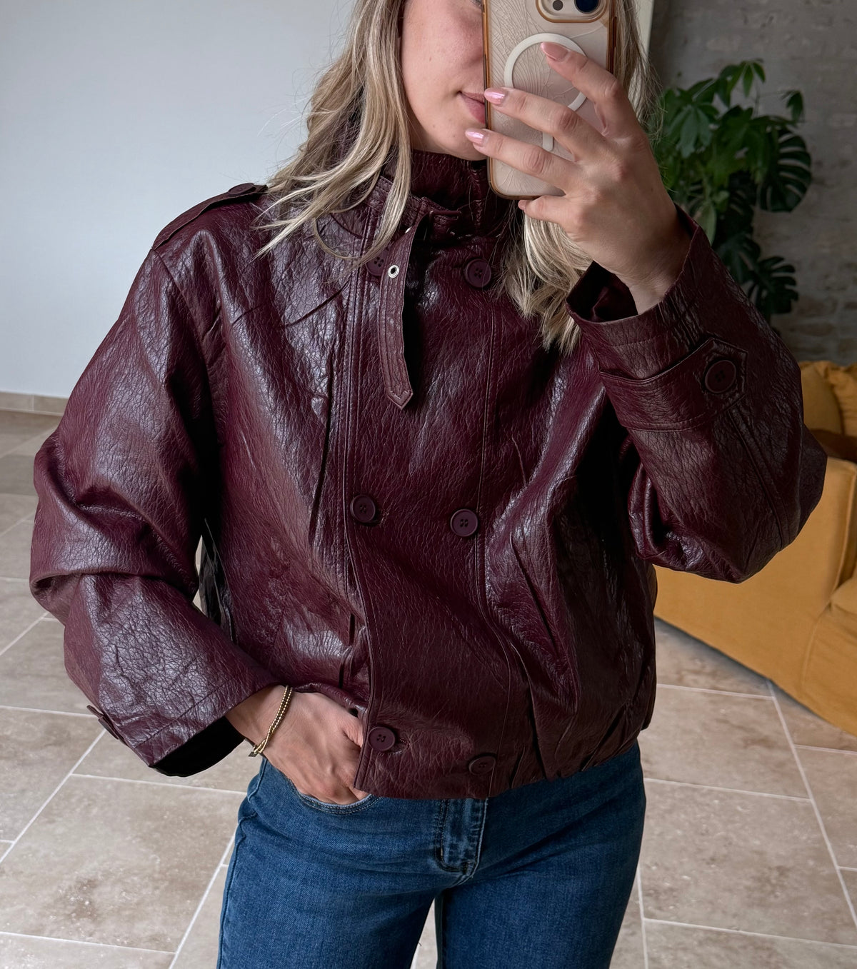Veste en simili bordeaux tendance automne veste simili chocolat veste simili olive veste mi saison automne vanille concept store contres boutique prêt à porter femme loir et cher rue des abbesses Johanna paris in April 