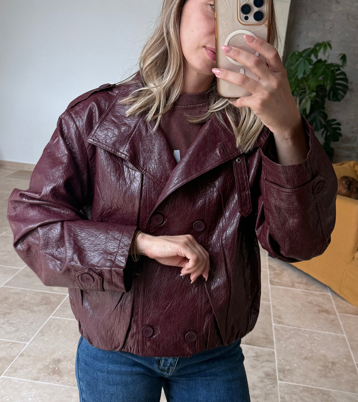 Veste en simili bordeaux tendance automne veste simili chocolat veste simili olive veste mi saison automne vanille concept store contres boutique prêt à porter femme loir et cher rue des abbesses Johanna paris in April 