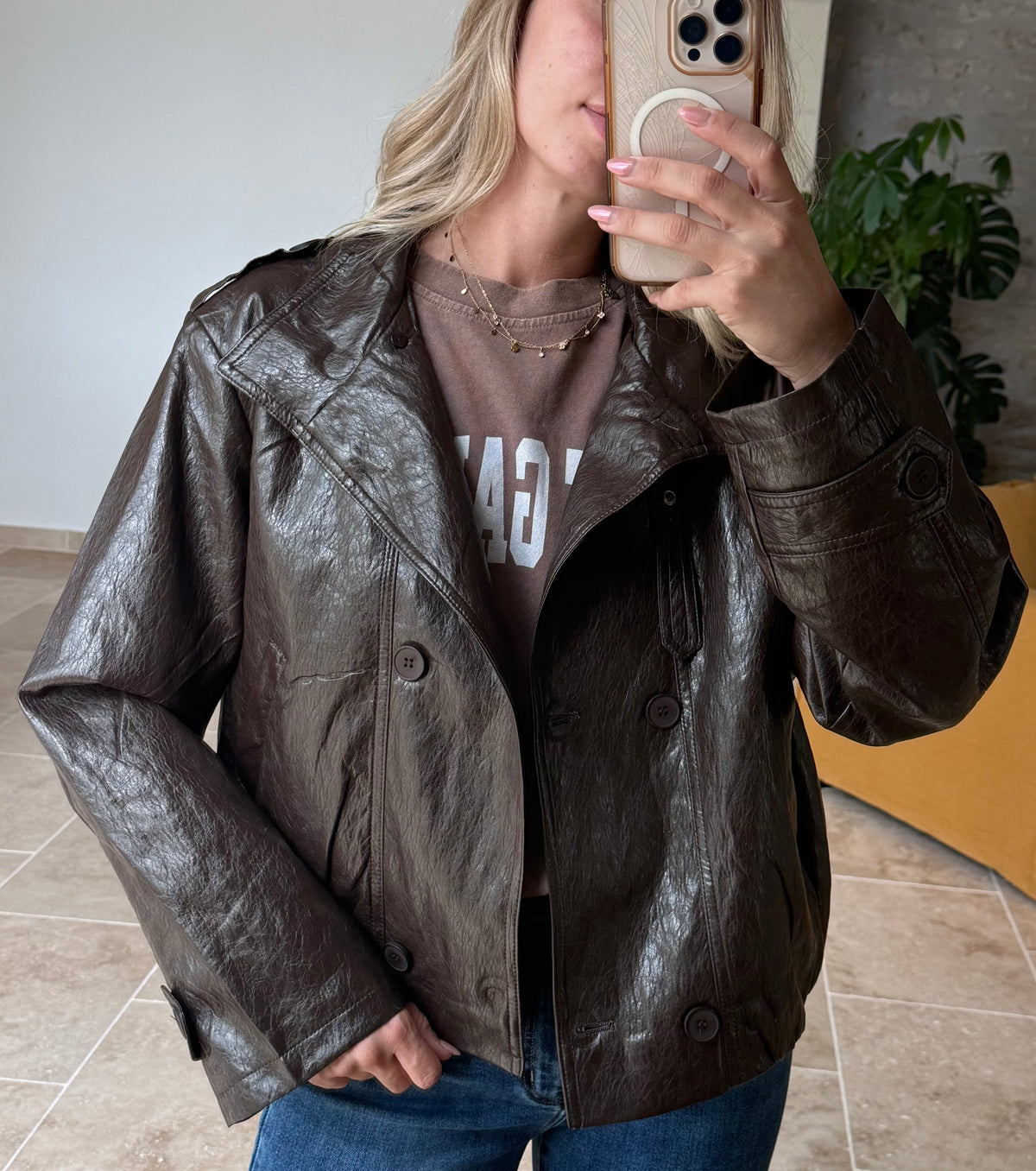 Veste en simili bordeaux tendance automne veste simili chocolat veste simili olive veste mi saison automne vanille concept store contres boutique prêt à porter femme loir et cher rue des abbesses Johanna paris in April 