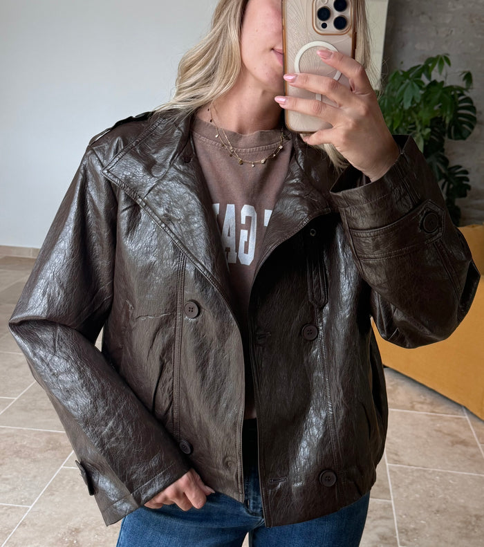 Veste en simili bordeaux tendance automne veste simili chocolat veste simili olive veste mi saison automne vanille concept store contres boutique prêt à porter femme loir et cher rue des abbesses Johanna paris in April 