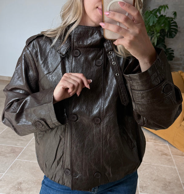 Veste en simili bordeaux tendance automne veste simili chocolat veste simili olive veste mi saison automne vanille concept store contres boutique prêt à porter femme loir et cher rue des abbesses Johanna paris in April 