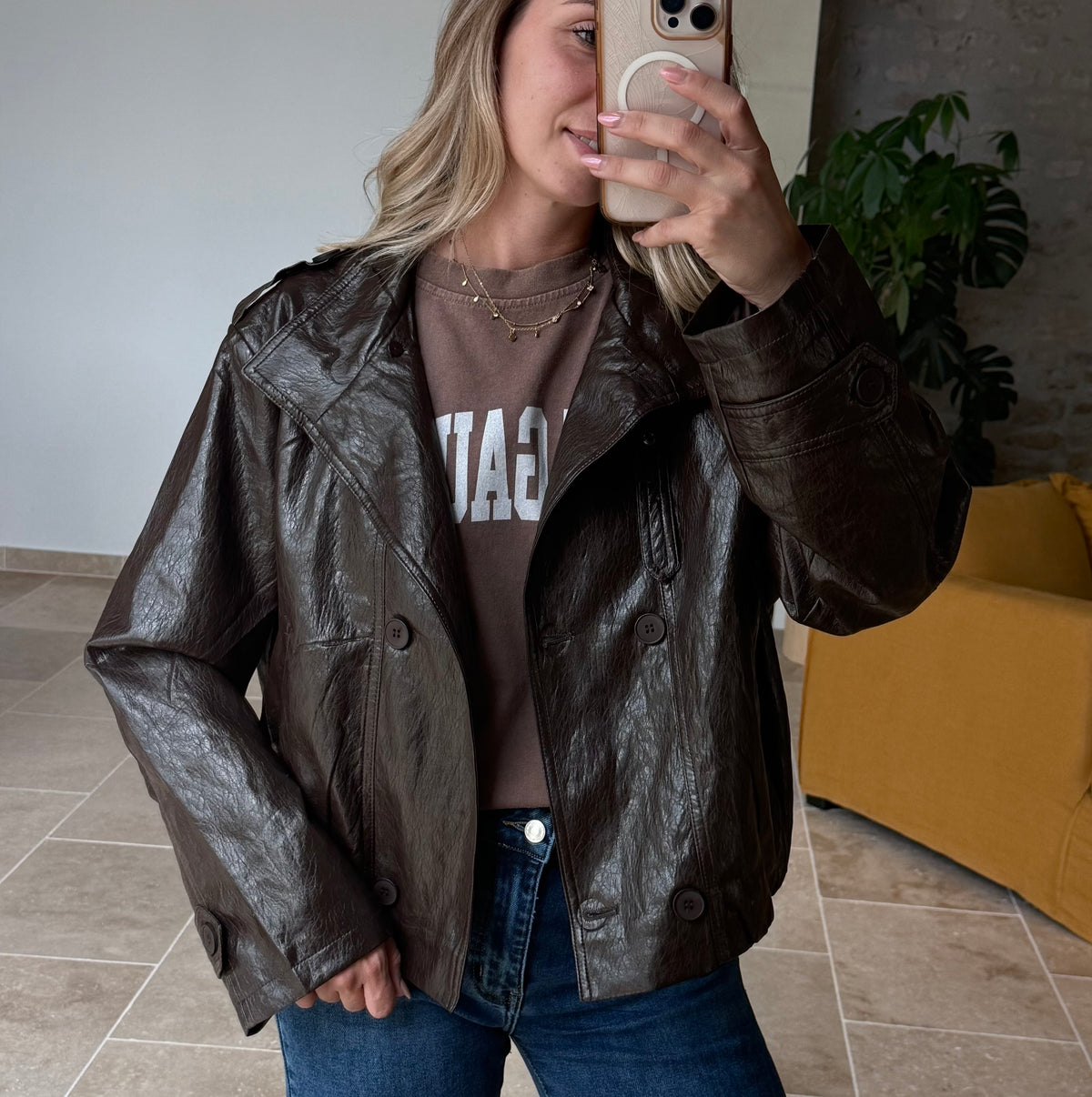Veste en simili bordeaux tendance automne veste simili chocolat veste simili olive veste mi saison automne vanille concept store contres boutique prêt à porter femme loir et cher rue des abbesses Johanna paris in April 