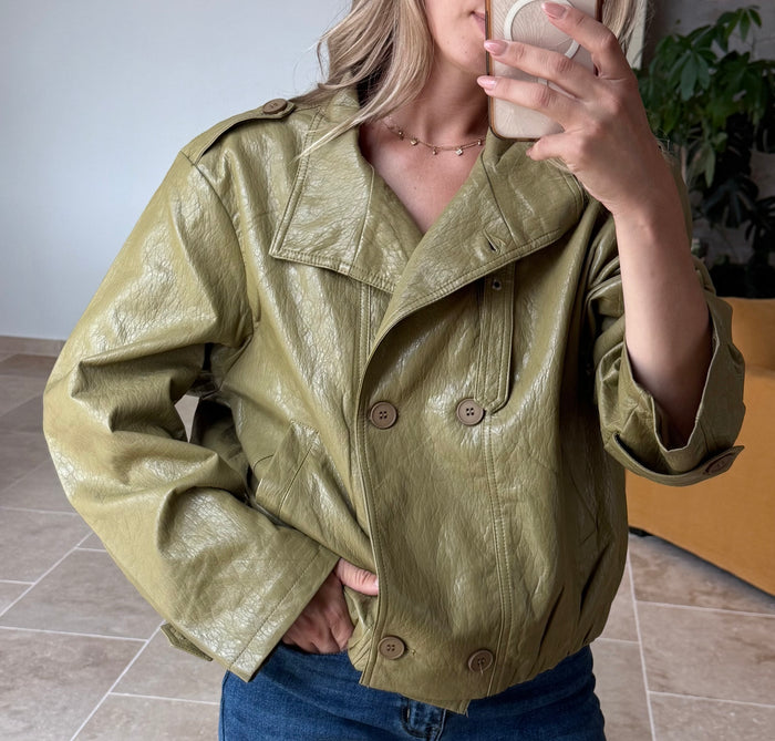 Veste en simili bordeaux tendance automne veste simili chocolat veste simili olive veste mi saison automne vanille concept store contres boutique prêt à porter femme loir et cher rue des abbesses Johanna paris in April 