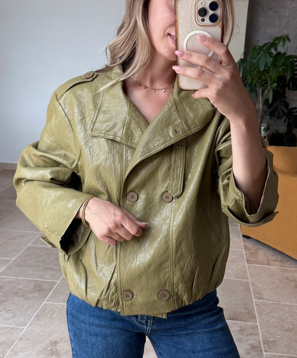 Veste en simili bordeaux tendance automne veste simili chocolat veste simili olive veste mi saison automne vanille concept store contres boutique prêt à porter femme loir et cher rue des abbesses Johanna paris in April 