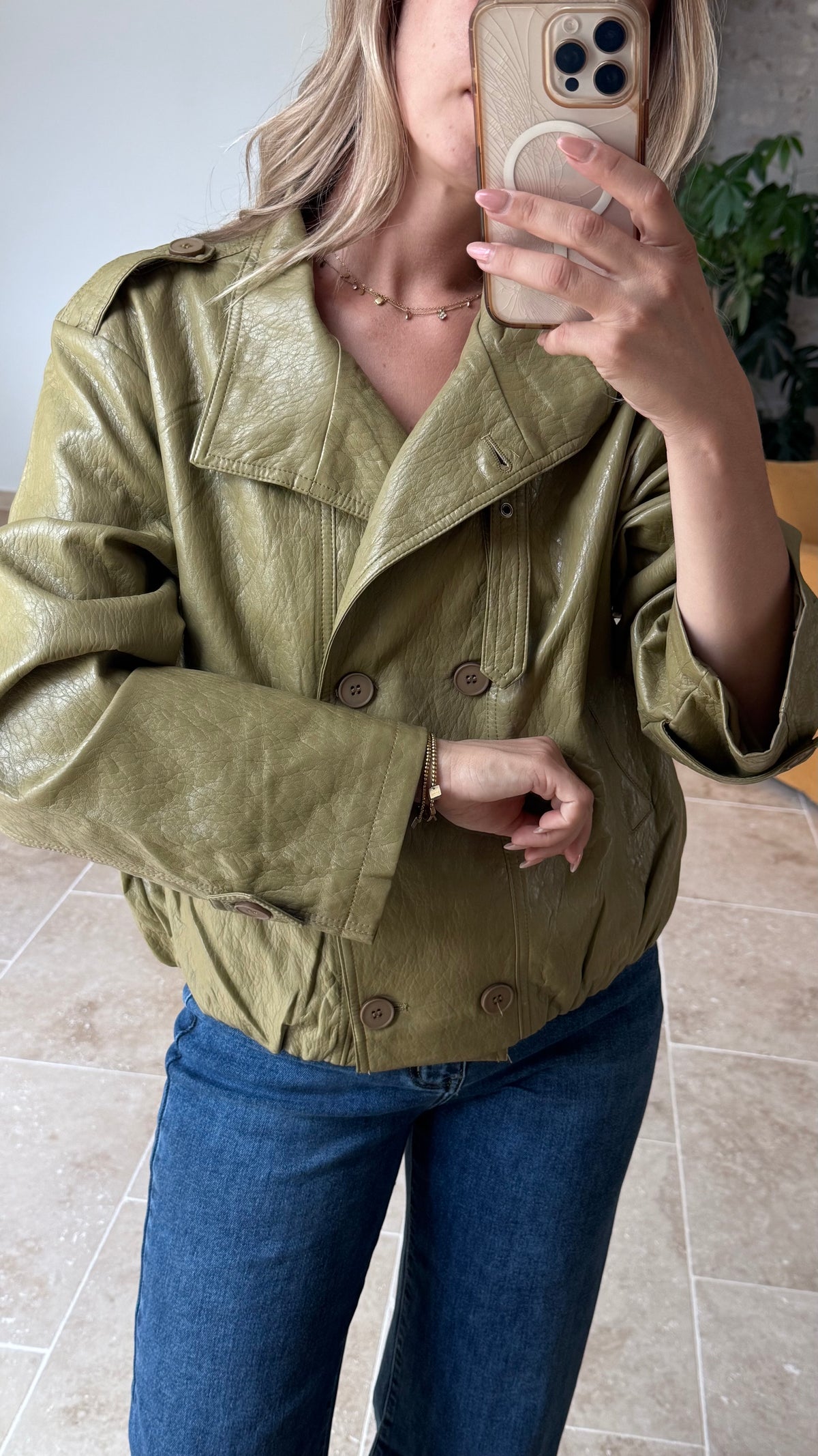 Veste en simili bordeaux tendance automne veste simili chocolat veste simili olive veste mi saison automne vanille concept store contres boutique prêt à porter femme loir et cher rue des abbesses Johanna paris in April 