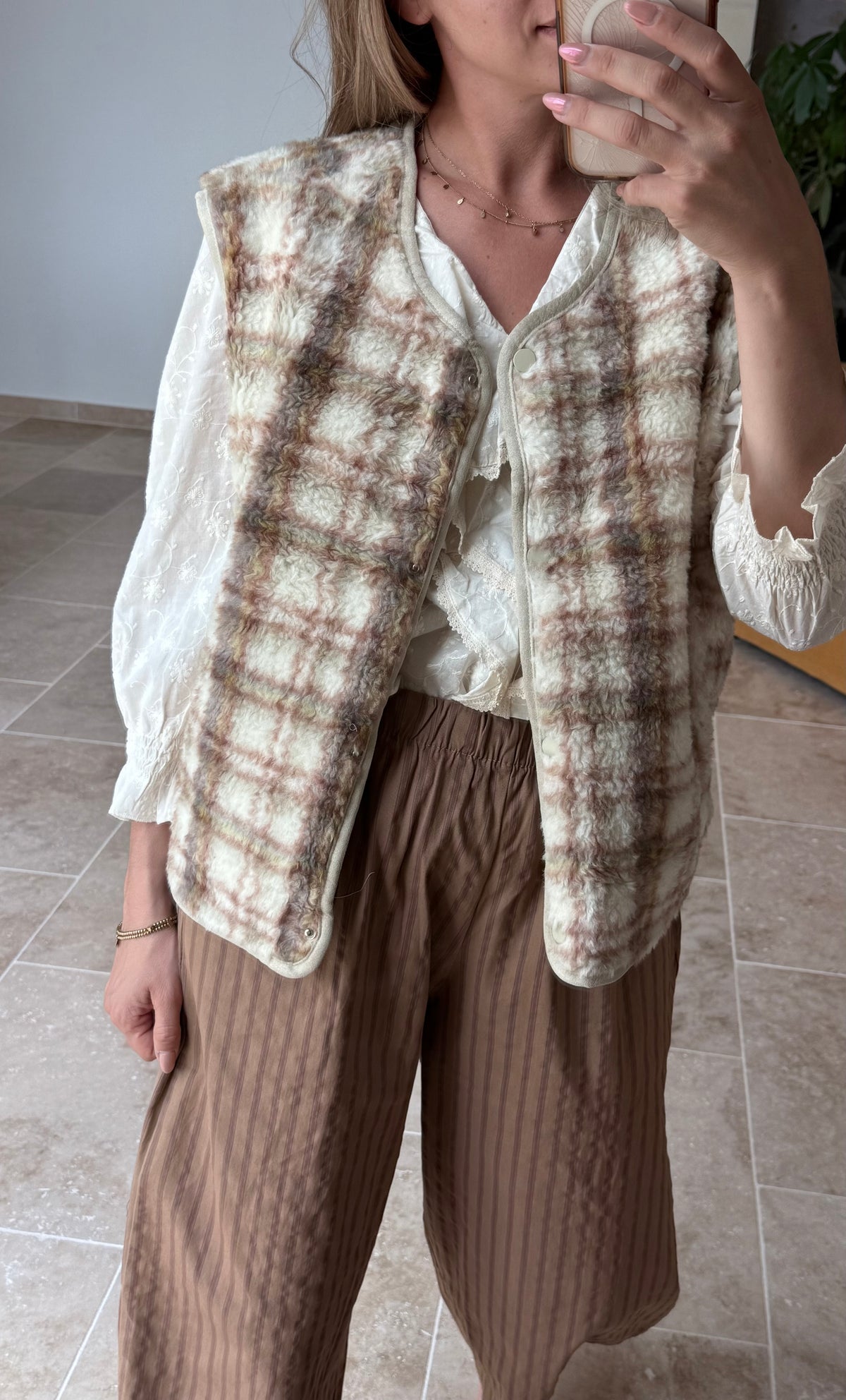 Veste sans manches à carreaux en moumoute tendance automne 2026 vanille concept store contres boutique prêt à porter femme loir et cher 