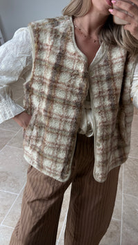 Veste sans manches à carreaux en moumoute tendance automne 2026 vanille concept store contres boutique prêt à porter femme loir et cher 