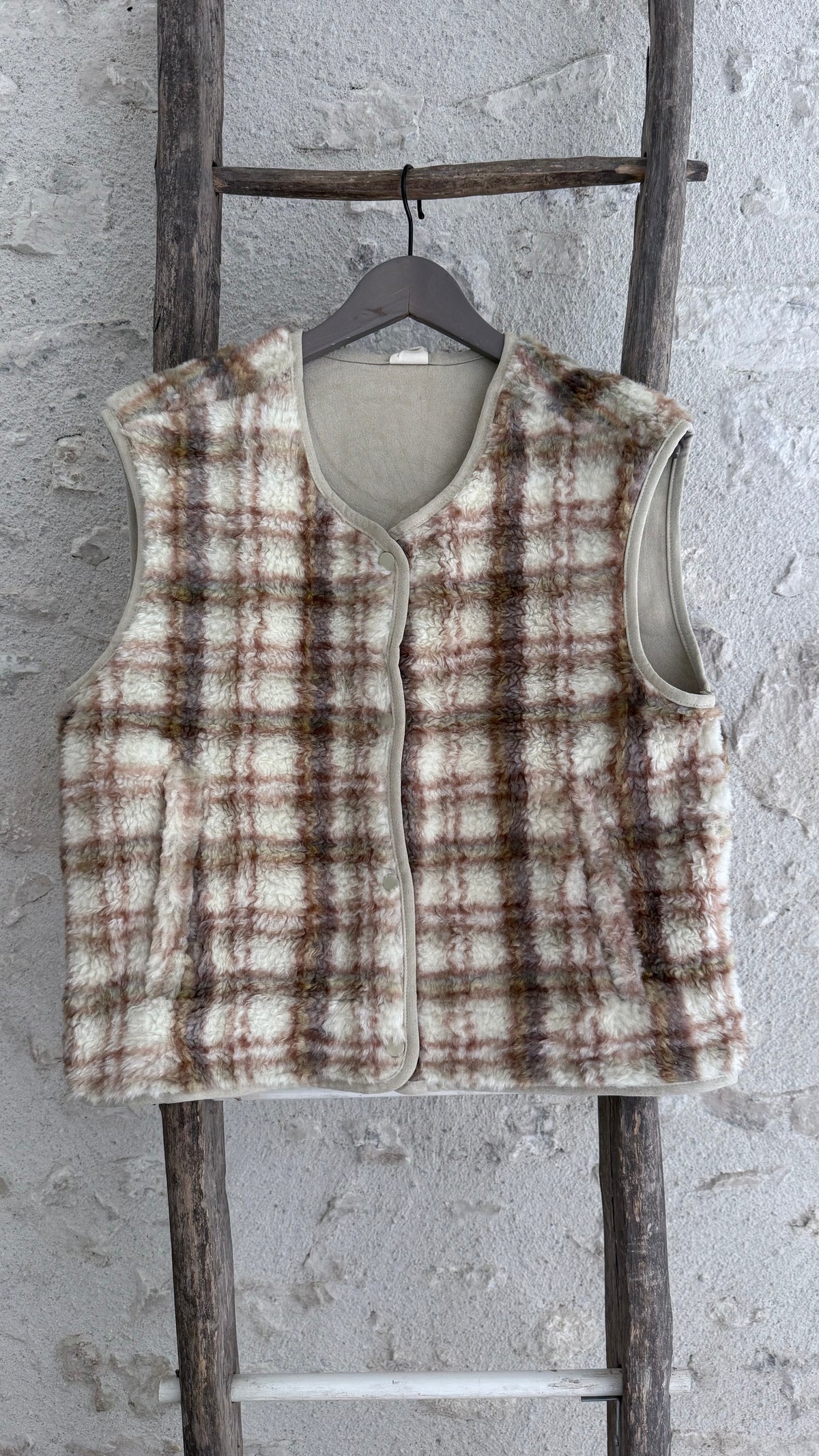 Veste sans manches à carreaux en moumoute tendance automne 2026 vanille concept store contres boutique prêt à porter femme loir et cher 