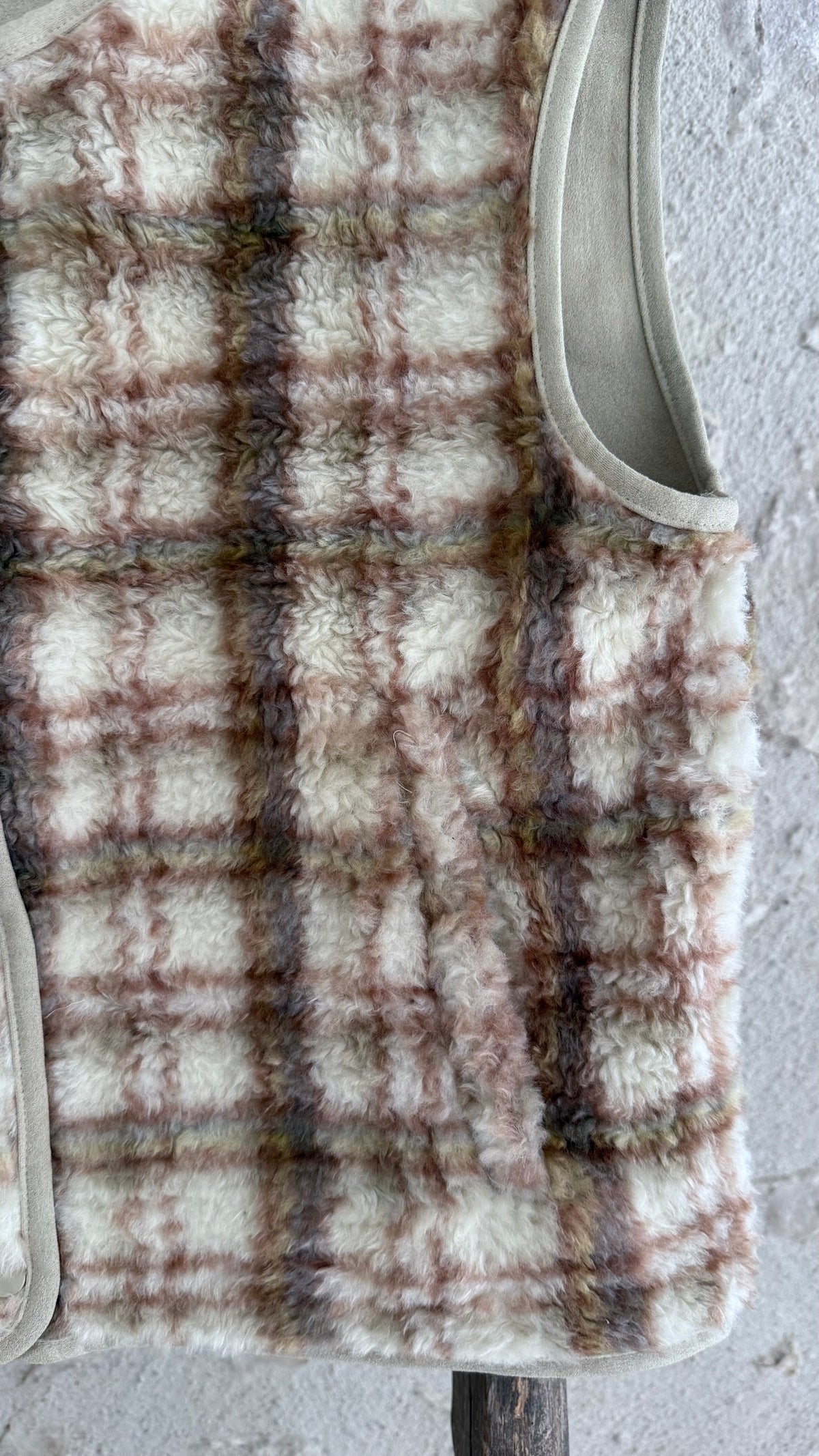 Veste sans manches à carreaux en moumoute tendance automne 2026 vanille concept store contres boutique prêt à porter femme loir et cher 