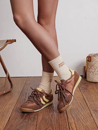 basket chocolat et jaune avec imprimé léopard à l'intérieur très tendance basket tendance automne 2026