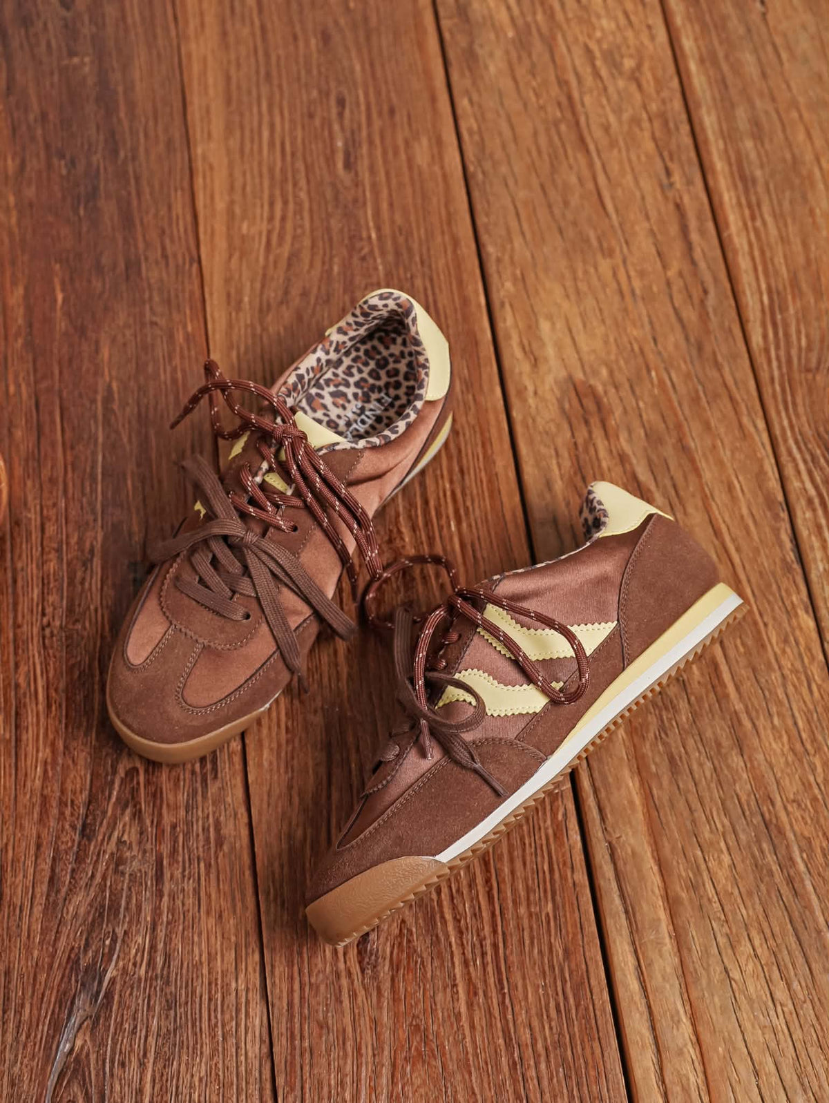 basket chocolat et jaune avec imprimé léopard à l'intérieur très tendance basket tendance automne 2026