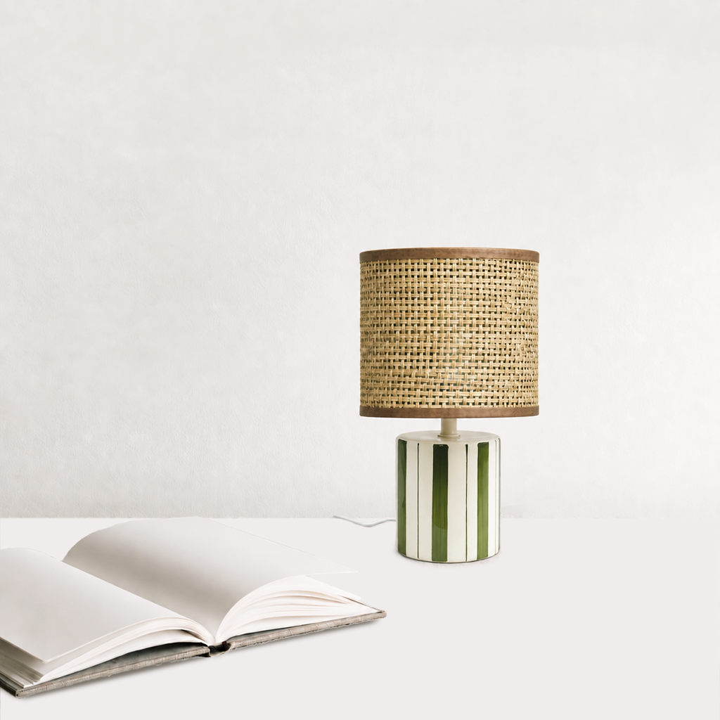 lampe trattoria kaki opjet en ceramique vert et ecru avec abat jour en raphia