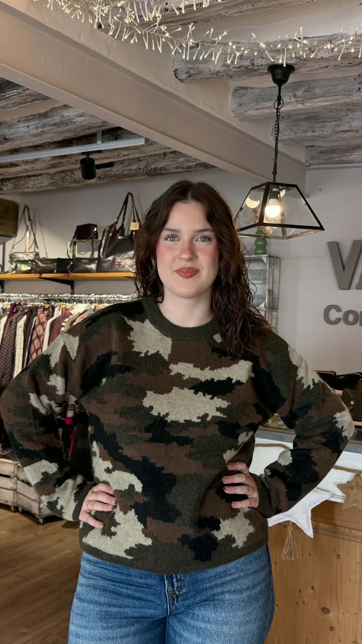 pull imprimé militaire avec broderie rouge dans le dos vanille concept store contres