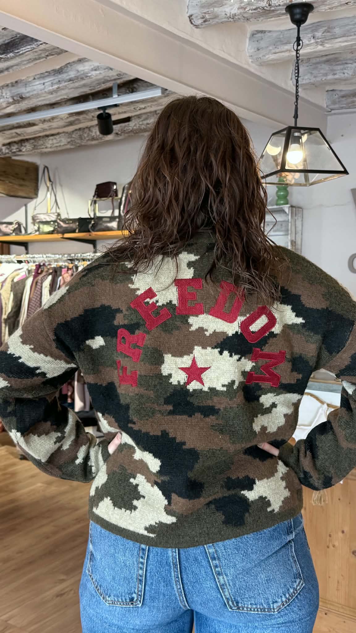 pull imprimé militaire avec broderie rouge dans le dos vanille concept store contres