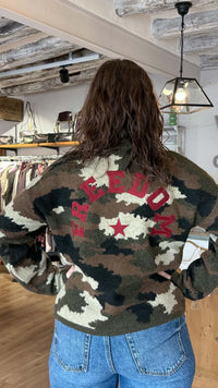 pull imprimé militaire avec broderie rouge dans le dos vanille concept store contres