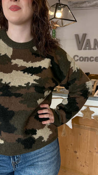 pull imprimé militaire avec broderie rouge dans le dos vanille concept store contres