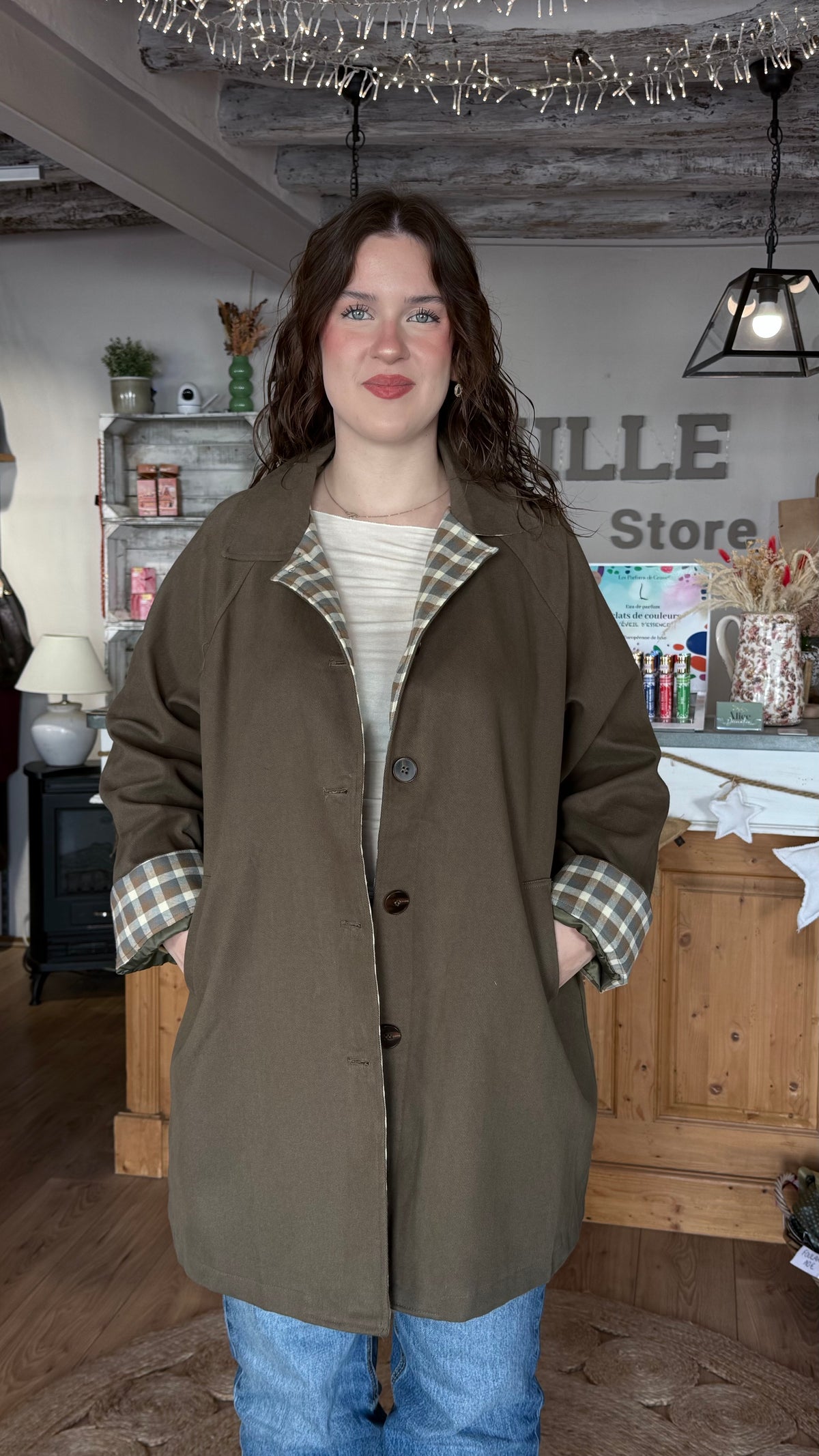 trench long kaki avec détails de carreaux vanille concept store 
