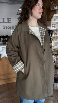 trench long kaki avec détails de carreaux vanille concept store 