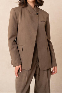 veste de  tailleur taupe avec rayures boutonnage asymétrique vanille concept store contres