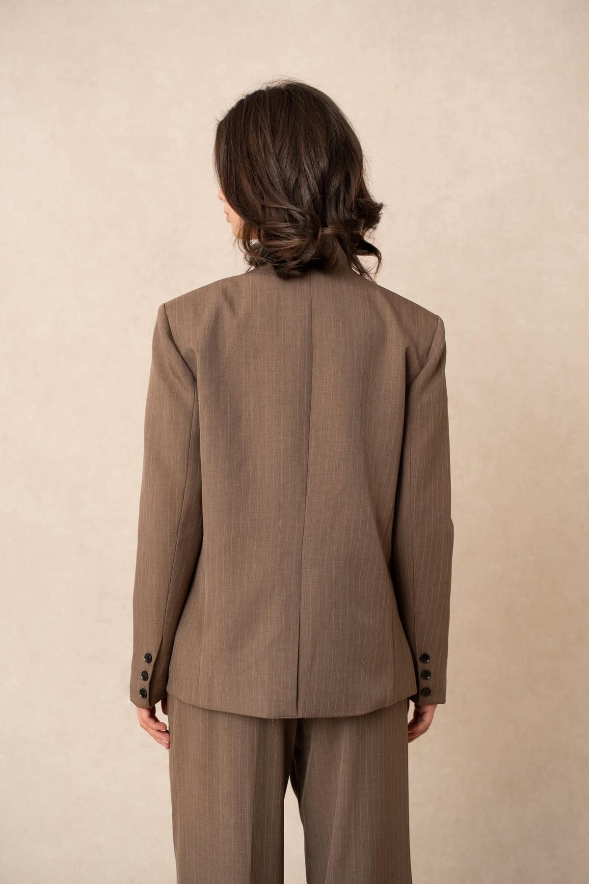 veste de  tailleur taupe avec rayures boutonnage asymétrique vanille concept store contres