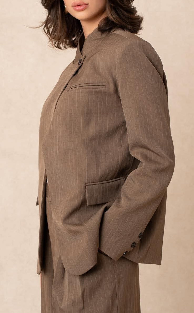 veste de  tailleur taupe avec rayures boutonnage asymétrique vanille concept store contres