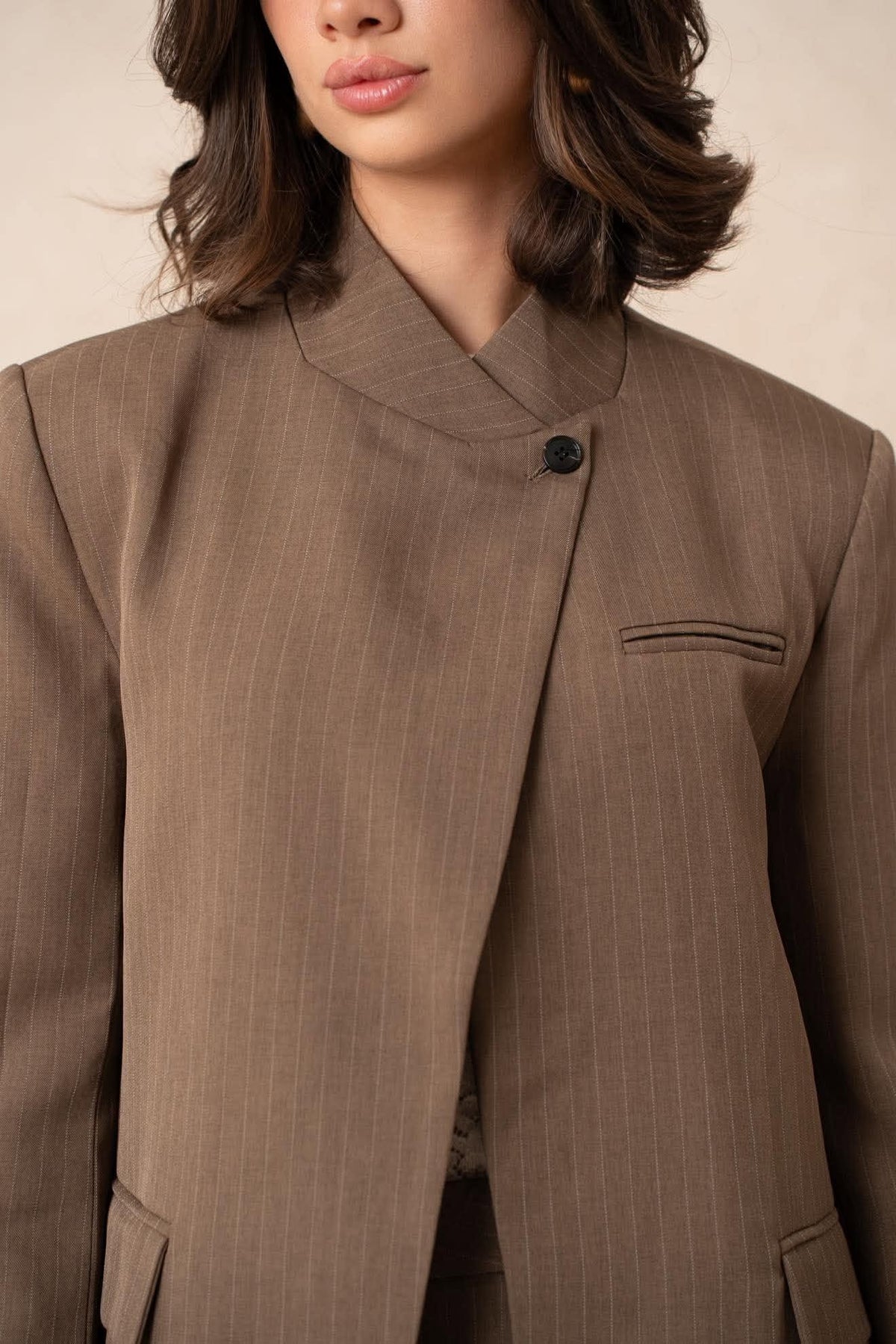 veste de  tailleur taupe avec rayures boutonnage asymétrique vanille concept store contres